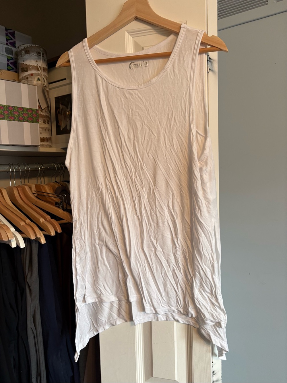 Zyia Active Shark Bite Split Hem White Sleeveless Tank Top